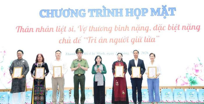Tặng thư tri ân các đơn vị đồng hành