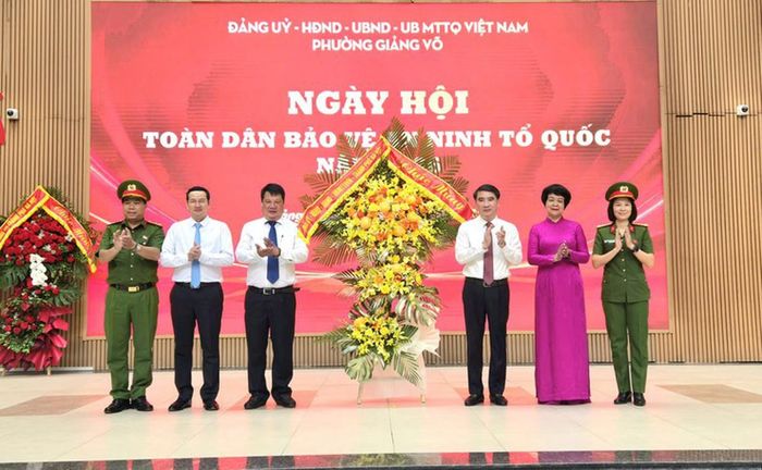 Lãnh đạo thành phố Hà Nội chúc mừng ngày hội