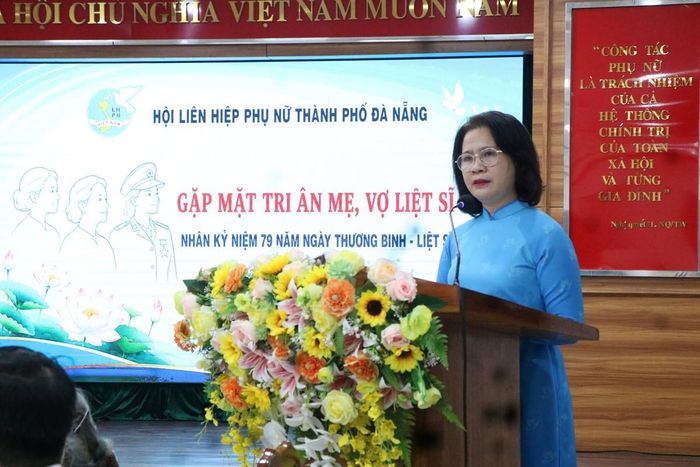 Chủ tịch Hội LHPN TP Đà Nẵng Hoàng Thị Thu Hương phát biểu tri ân các đồng chí nguyên lãnh đạo Hội tại chương trình.