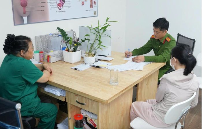 Công an tỉnh làm việc với các đối tượng tại Phòng khám đa khoa Y học Nghệ An.