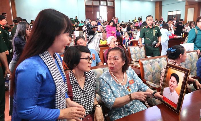Bà Trịnh Thị Thanh (bìa trái) - Phó Chủ tịch thường trực Hội LHPN TPHCM trò chuyện cùng cô Nguyễn Thị Thuận.