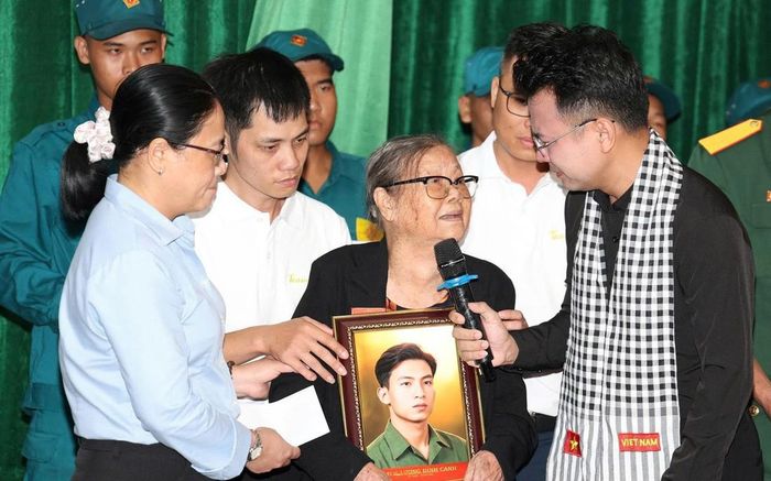Bà Đỗ Thị Ân (giữa), 83 tuổi, phường Đông Hưng Thuận, TPHCM), vợ liệt sĩ Lương Đình Canh, chia sẻ tại chương trình. Ảnh: Ngô Tùng.