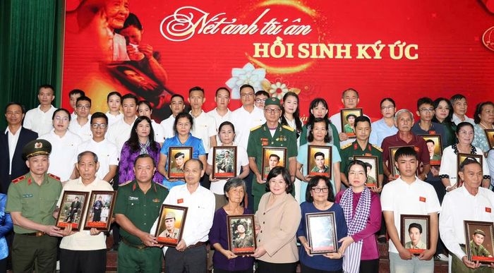 BTC trao tặng di ảnh liệt sĩ đã được phục dựng cho thân nhân, gia đình các liệt sĩ. Ảnh: Ngô Tùng.