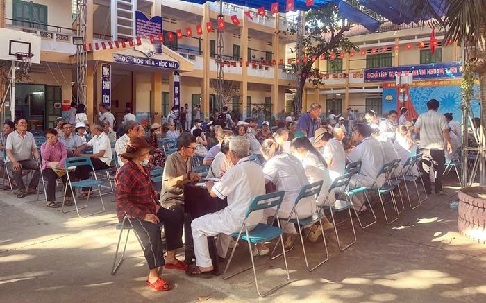 Người dân phường Tây Nha Trang phấn khởi khi được khám bệnh, quản lý sức khỏe ngay gần nhà