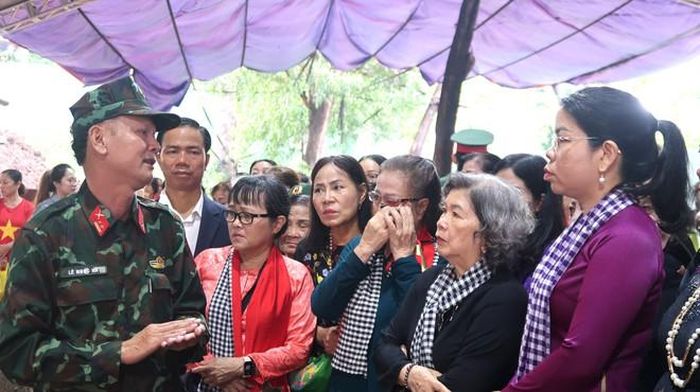 Đoàn đại biểu xúc động khi đến thăm hiện trường tìm kiếm và quy tập hài cốt liệt sĩ tại Công viên Lê Thị Riêng.