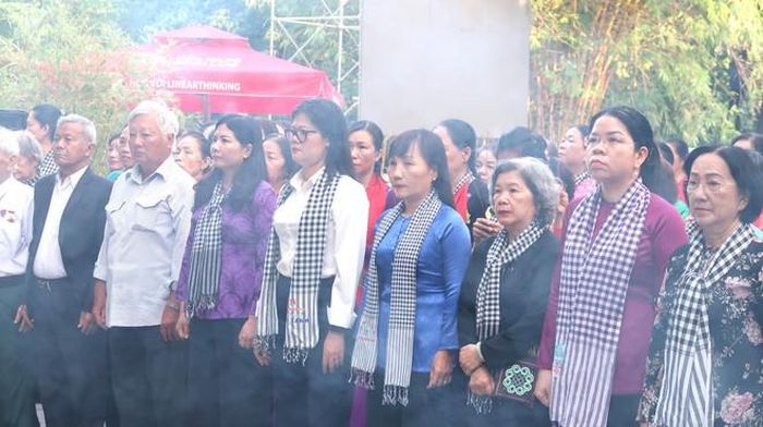 Hội LHPN TPHCM tưởng niệm các anh hùng liệt sĩ tại công viên Lê Thị Riêng.