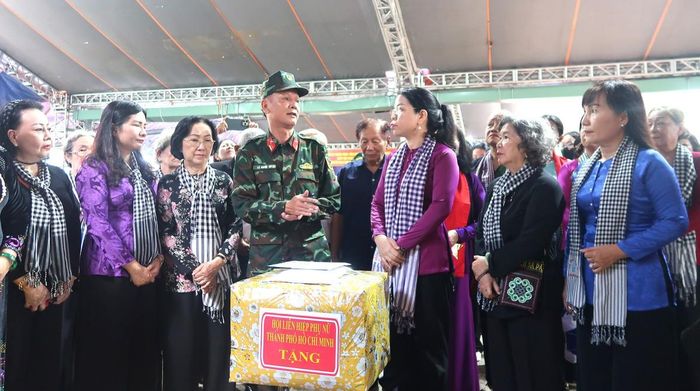 Hội LHPN TPHCM trao quà động viên các cán bộ, chiến sĩ đang trực tiếp làm nhiệm vụ tìm kiếm, quy tập hài cốt liệt sĩ tại công viên Lê Thị Riêng.