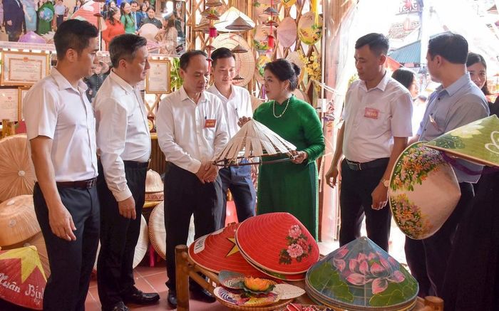 Các đại biểu tham quan không gian giới thiệu sản phẩm làng nghề truyền thống