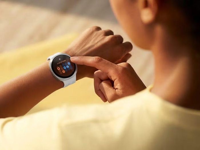 Các tính năng Galaxy Watch bao gồm Chỉ số sinh tồn (Vitals) có thể gửi cảnh báo cho người dùng về những thay đổi đáng chú ý so với trạng thái sức khỏe bình thường.