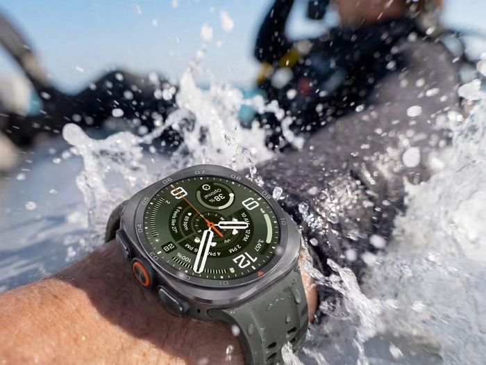 Ngay khi người dùng xuống nước, Galaxy Watch Ultra2 tự động theo dõi dữ liệu lặn theo thời gian thực như độ sâu, thời gian, và nhiệt độ nước.