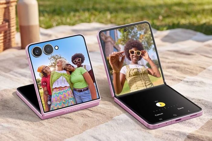 Galaxy Z Flip8 còn mang đến nhiều trải nghiệm cá nhân hóa hơn với FlipShot, cho phép tùy biến FlexWindow và tạo nên những bức ảnh selfie qua gương giàu cá tính