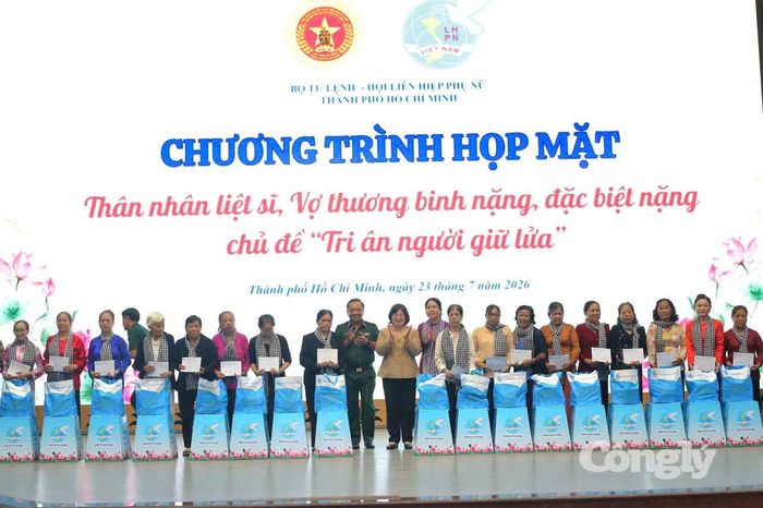 Trao tặng quà cho thân nhân liệt sĩ.