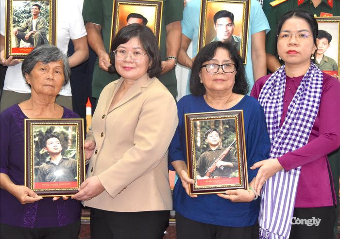 Trao di ảnh cho thân nhân liệt sĩ.