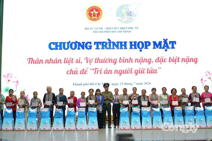 Trao tặng quà cho thân nhân liệt sĩ.
