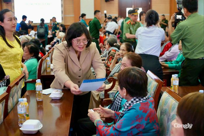 Phó Bí thư Thành ủy TP.HCM Văn Thị Bạch Tuyết tặng quà cho thân nhân liệt sĩ.