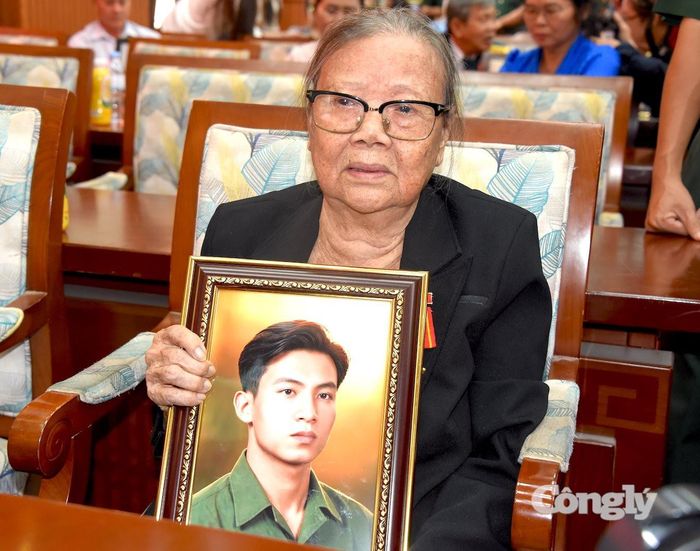 Bà Đỗ Thị Ân, 83 tuổi, ôm di ảnh liệt sĩ Lương Đình Canh.