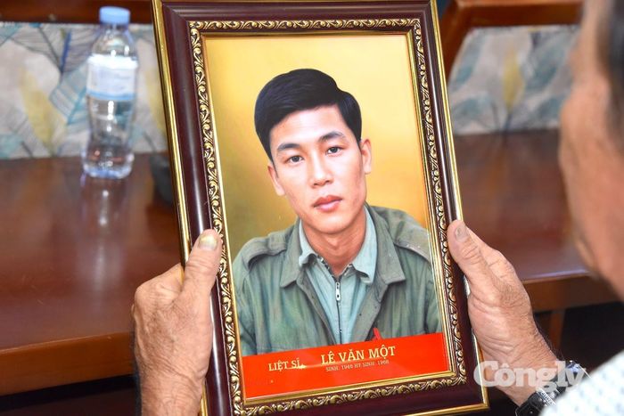 Di ảnh của liệt sĩ Lê Văn Một.