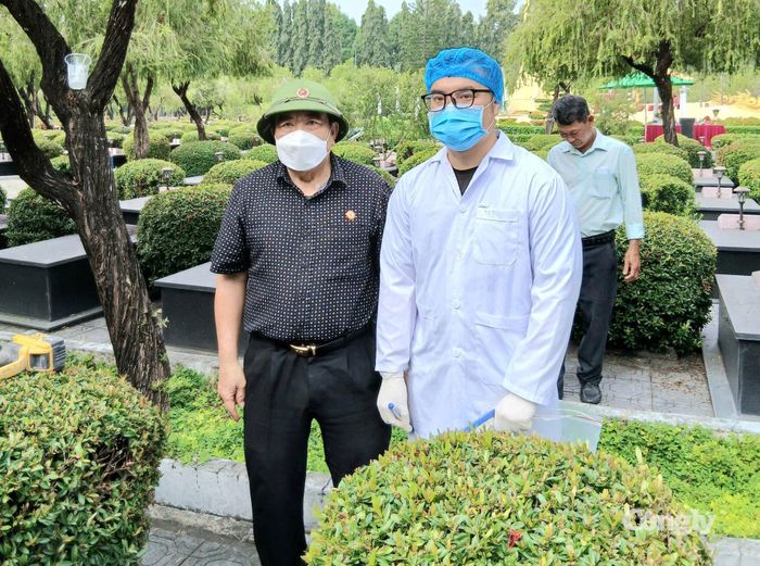 Ông Phạm Quang Lập (bên trái) trong một lần lấy mẫu hài cốt liệt sĩ.