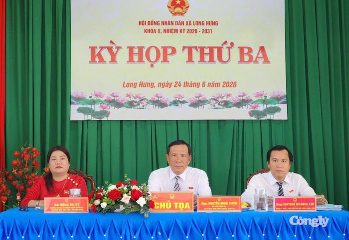 Ông Nguyễn Minh Chiến, Bí thư Đảng ủy, Chủ tịch HĐND xã Long Hưng (ở giữa).
