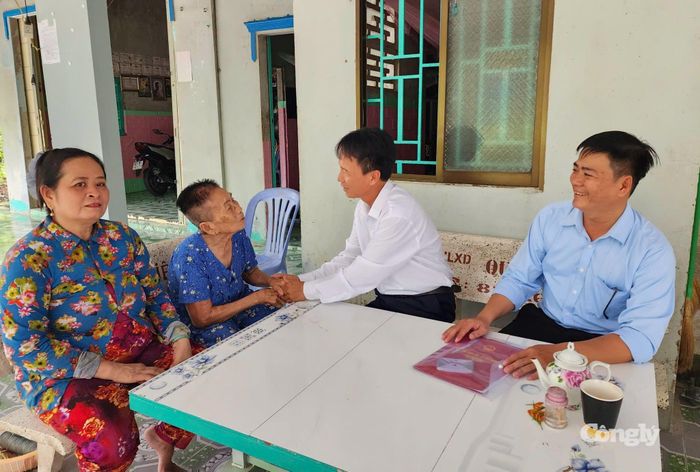 Cán bộ xã Long Hưng đến tận nhà hỗ trợ người cao tuổi thực hiện thủ tục hành chính và xác thực sinh trắc học, góp phần bảo đảm mọi người dân đều được tiếp cận dịch vụ công.