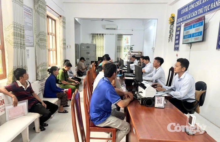 Cán bộ Trung tâm Phục vụ hành chính công xã Long Hưng tiếp nhận, giải quyết thủ tục hành chính cho người dân.