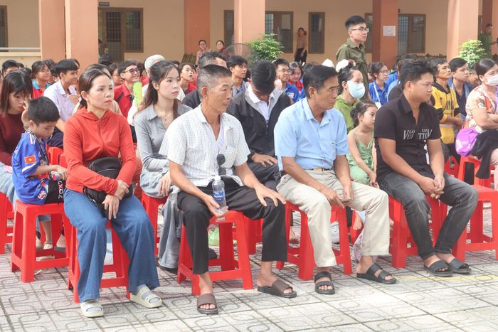 Người dân chăm chú theo dõi phiên tòa