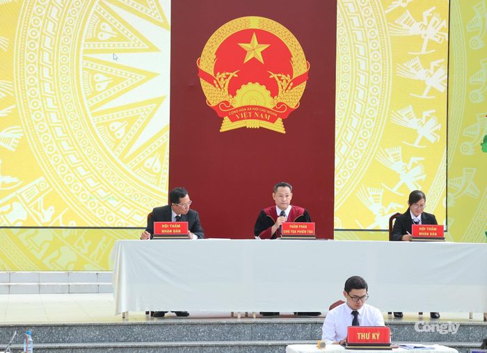 Hội đồng xét xử tại phiên tòa lưu động (Ảnh: Chu Phương)