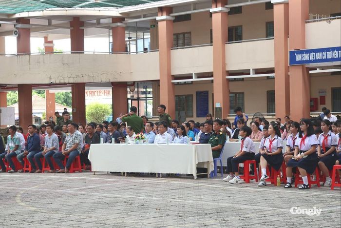 Phiên tòa lưu động được tổ chức tại sân trường THPT Tân Túc thu hút hàng trăm người dân địa phương và các em học sinh tới theo dõi. (Ảnh: Chu Phương)