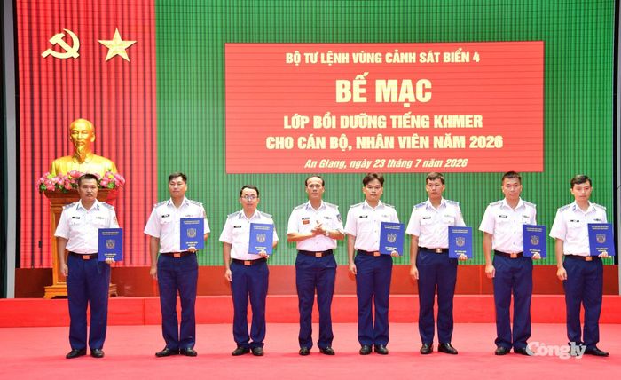 Thủ trưởng Bộ Tư lệnh Vùng Cảnh sát biển 4 trao giấy chứng nhận cho các học viên hoàn thành lớp bồi dưỡng tiếng Khmer năm 2026
