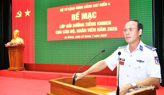 Đại tá Nguyễn Văn Tranh- Phó Tư lệnh Pháp luật BTL Vùng cảnh sát biển 4 phát biểu tại buổi lễ bế mạc