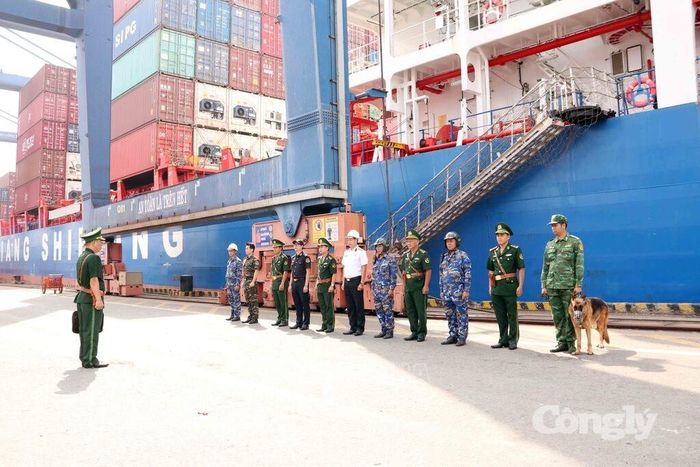 Cán bộ, chiến sĩ Trạm Kiểm soát Biên phòng cửa khẩu Cảng Nhà Rồng triển khai công tác phối hợp liên ngành.