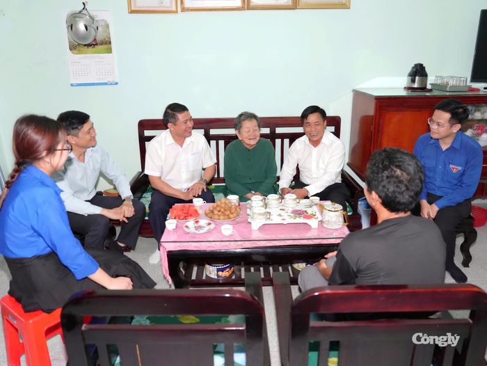 Chánh án TAND tỉnh Lâm Đồng cùng đoàn công tác thăm hỏi Mẹ Việt Nam Anh hùng Võ Thị Thanh