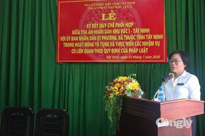Bà Phan Ngọc Hoàng Đình Thục - Ủy viên Ban Thường vụ Đảng ủy, Phó Chánh án TAND tỉnh Tây Ninh phát biểu.