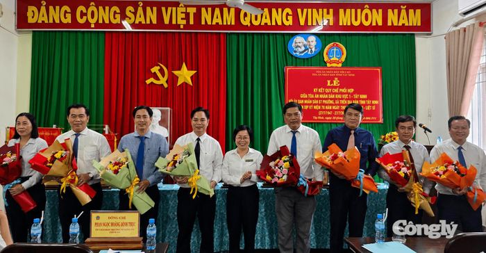 Phó Chánh án TAND tỉnh Tây Nin Phan Ngọc Hoàng Đình Thục tặng hoa chúc mừng các đơn vị.