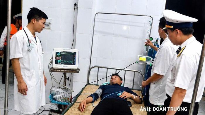 Thăm khám chẩn đoán tình trạng cho bệnh nhân