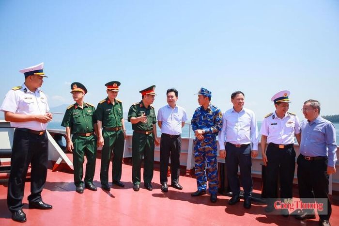 Các đại biểu tìm hiểu tình hình sử dụng các loại nhiên liệu đặc chủng quốc phòng do BSR sản xuất tại Bộ Tư lệnh Vùng 4 Hải quân - Ảnh: Petrovietnam/Thành Linh