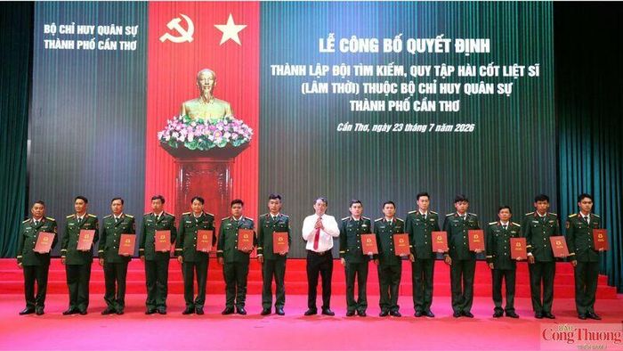 Trao quyết định cho các cán bộ, chiến sĩ tại buổi lễ