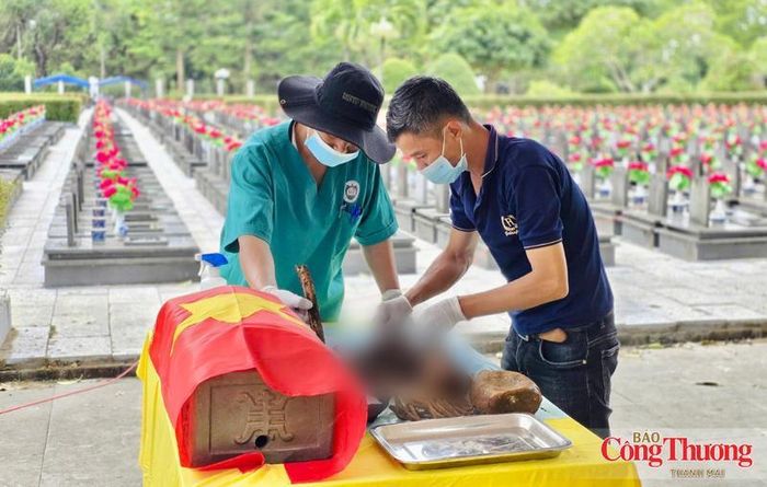 Công tác lấy mẫu được thực hiện chặt chẽ, khoa học, đúng quy trình, bảo đảm độ chính xác và sự tôn nghiêm đối với từng phần mộ.