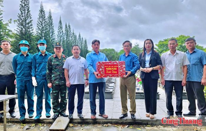 Lãnh đạo UBND phường Pleiku thăm và tặng quà động viên lực lượng làm nhiệm vụ lấy mẫu ADN hài cốt liệt sĩ tại Nghĩa trang Liệt sĩ tỉnh Gia Lai.