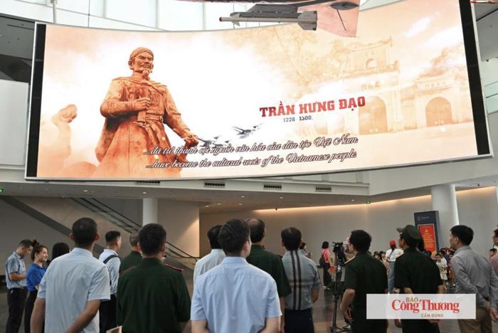 Sau lễ dâng hương, đoàn đại biểu tham quan, học tập tại Bảo tàng Lịch sử quân sự Việt Nam nhằm ôn lại truyền thống đấu tranh dựng nước, giữ nước của dân tộc.