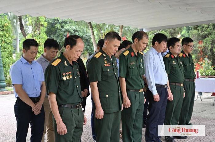 Trong không khí trang nghiêm, các đại biểu dành phút mặc niệm, bày tỏ lòng thành kính và biết ơn sâu sắc đối với các Anh hùng liệt sĩ đã hy sinh vì độc lập, tự do của Tổ quốc.
