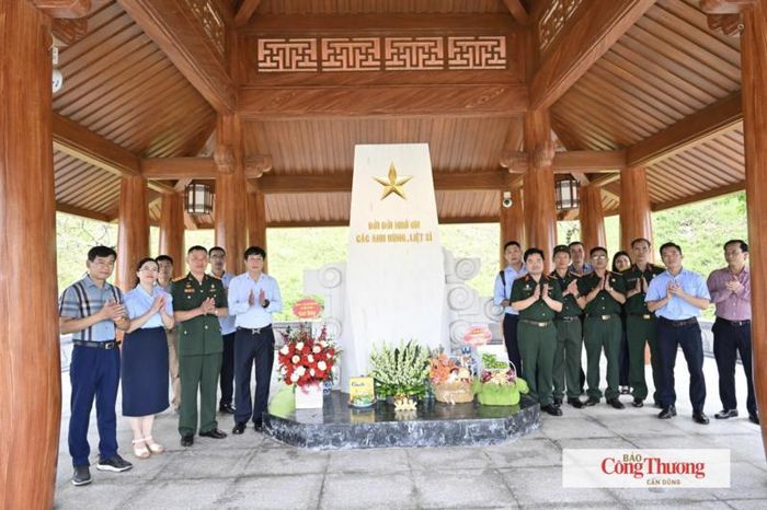 Đoàn đại biểu Hội Cựu chiến binh cơ quan Bộ Công Thương thắp hương tưởng niệm các Anh hùng liệt sĩ tại Bảo tàng Lịch sử quân sự Việt Nam.