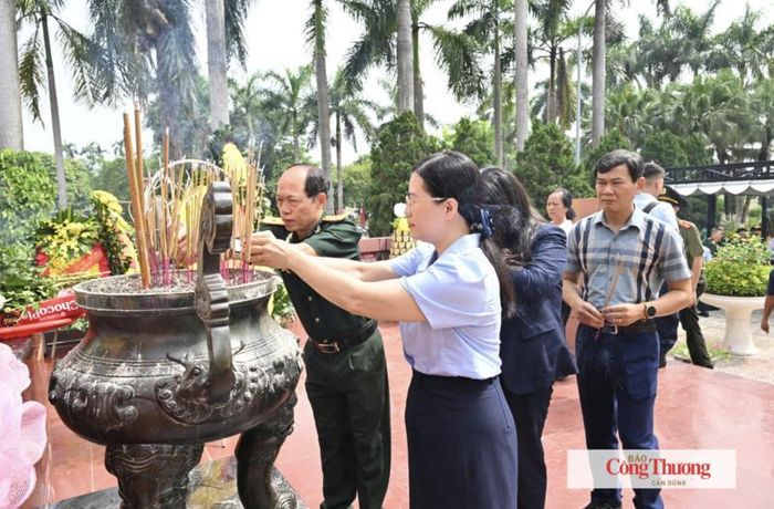 Đoàn đại biểu Hội Cựu chiến binh cơ quan Bộ Công Thương cùng đại diện các đơn vị thuộc Bộ tham gia lễ dâng hương, thể hiện đạo lý "Uống nước nhớ nguồn" và truyền thống "Đền ơn đáp nghĩa".