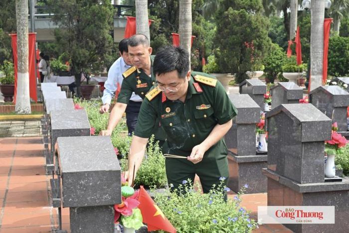 Các đại biểu thành kính thắp hương tưởng niệm các Anh hùng liệt sĩ, bày tỏ lòng biết ơn sâu sắc đối với những người đã anh dũng hy sinh vì độc lập, tự do của Tổ quốc.