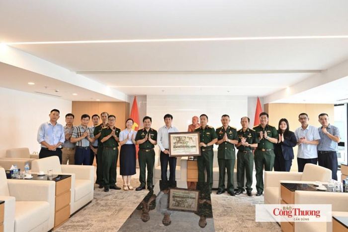 Đại diện Hội Cựu chiến binh cơ quan Bộ Công Thương trao quà lưu niệm tới Bảo tàng Lịch sử quân sự Việt Nam trong khuôn khổ chương trình tri ân nhân kỷ niệm 79 năm Ngày Thương binh - Liệt sĩ.