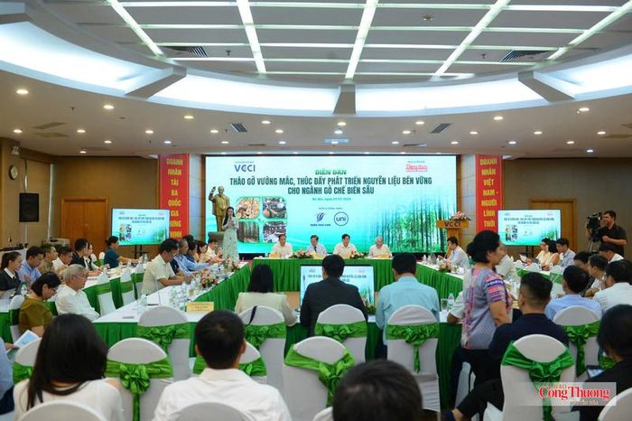 Diễn đàn thu hút sự quan tâm của đại diện cơ quan chức năng, chuyên gia và doanh nghiệp ngành gỗ. 