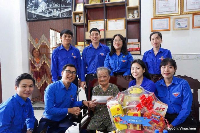 Công ty CP Phân bón Miền Nam thăm hỏi và tặng quà Mẹ Việt Nam Anh hùng.
