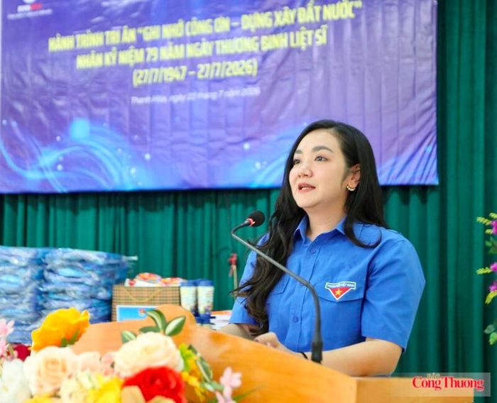 Bà Nguyễn Thị Quỳnh Ly - Bí thư Đoàn Thanh niên Tổng công ty Điện lực miền Bắc phát biểu tại chương trình. Ảnh: Ngô Nhung