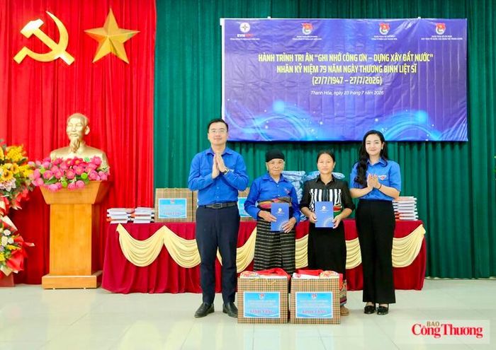 2 phần quà được trao tận tay cho các Mẹ Việt Nam Anh hùng. Ảnh: Ngô Nhung