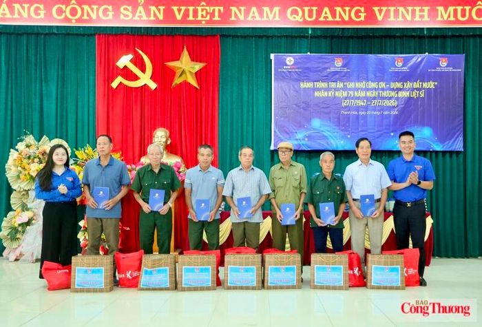 8 phần quà được trao tận tay cho các cựu chiến binh. Ảnh: Ngô Nhung